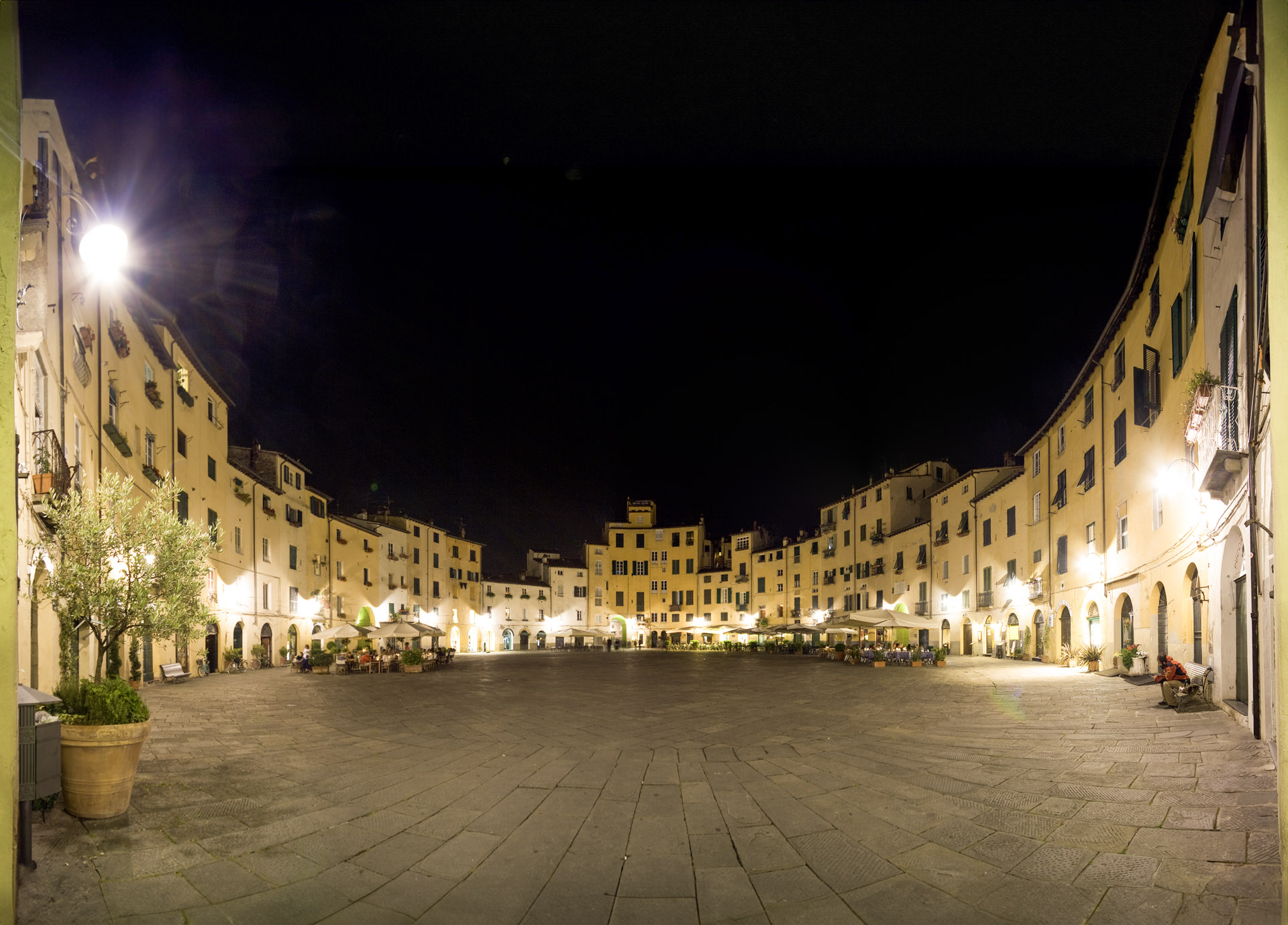 Lucca - piazza Anfiteatro panorama1 - notte